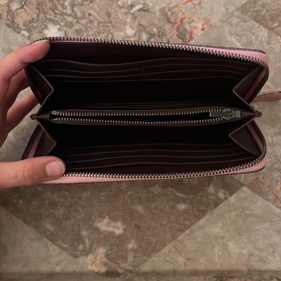 Accordion Zip Wallet (Shiny Pink) - Picture 2 of 5